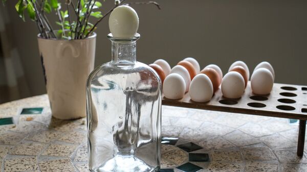 Как поместить целое яйцо в бутылку - Sputnik Молдова