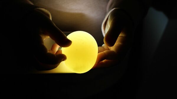 Теперь это “резиновое” яйцо светится насквозь - Sputnik Молдова