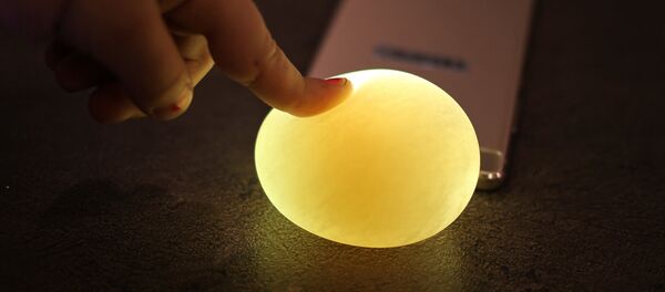 Теперь это “резиновое” яйцо светится насквозь - Sputnik Молдова