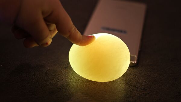 Теперь это “резиновое” яйцо светится насквозь - Sputnik Молдова