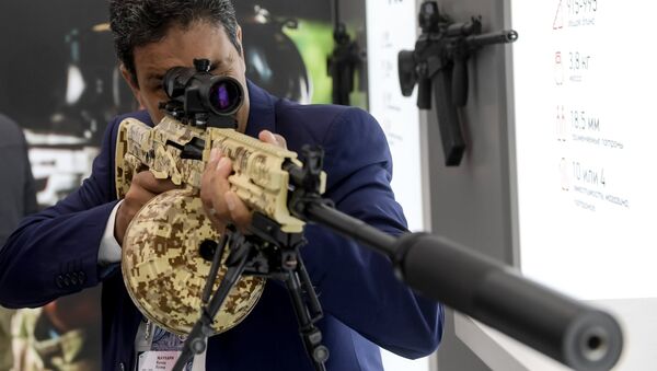 A visitor reviews an RPK-16 light machine rifle at the Kalashnikov pavilion, at the ARMY 2016 International Military Forum, at the exhibition center of the Patriot Military Park of the Russian Armed Forces in the Moscow Region. - Sputnik Moldova-România