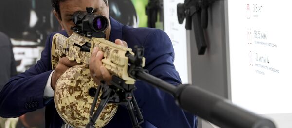 A visitor reviews an RPK-16 light machine rifle at the Kalashnikov pavilion, at the ARMY 2016 International Military Forum, at the exhibition center of the Patriot Military Park of the Russian Armed Forces in the Moscow Region. - Sputnik Moldova-România