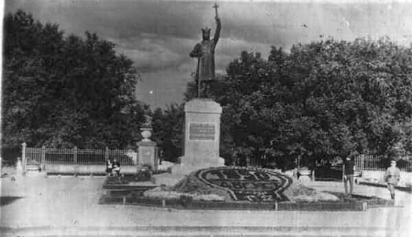Памятник Штефану Великому в Кишиневе после освобождения от немецко-румынских захватчиков - Sputnik Молдова