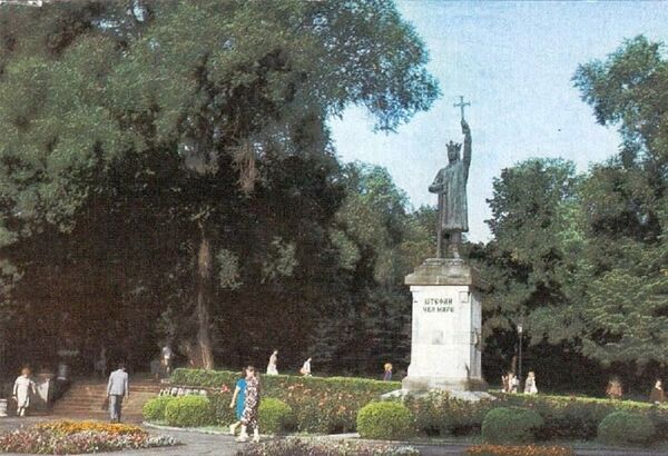 Памятник Штефану Великому в Кишиневе на предыдущем месте своего пребывания - Sputnik Молдова