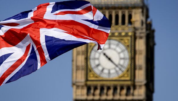 Британский флаг на фоне Биг-Бена в Лондоне - Sputnik Молдова