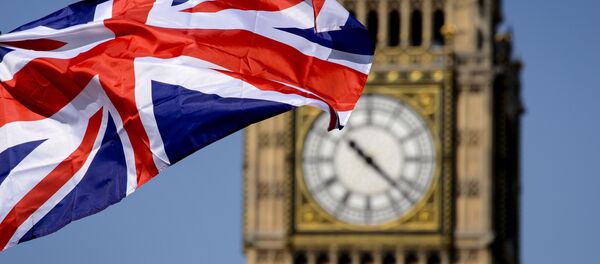 Британский флаг на фоне Биг-Бена в Лондоне - Sputnik Молдова