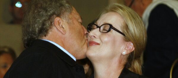 Актриса Мерил Стрип состоит в браке со скульптором Доном Гаммером уже 38 лет. Именно он поддержал будущую звезду, когда от рака умер ее жених актер Джон Казале. По словам актрисы, Дон прежде всего стал ее другом, именно это является крепким фундаментом их отношений. У пары четверо детей - Sputnik Молдова