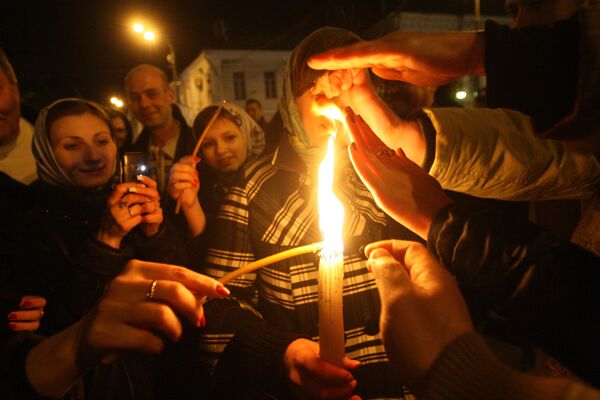 Раздача благодатного огня во время пасхального богослужения Раздача благодатного огня во время пасхального богослужения - Sputnik Молдова