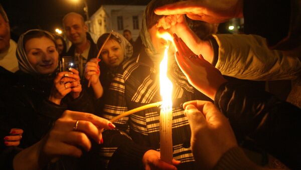 Раздача благодатного огня во время пасхального богослужения - Sputnik Молдова