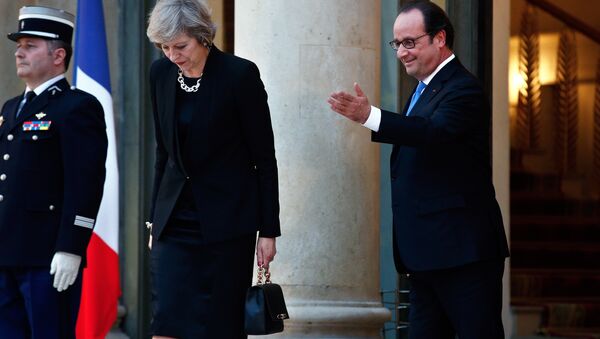 France's President Francois Hollande gestures as Britain's Prime Minister Theresa May leaves the Elysee Palace, in Paris, Thursday, July 21, 2016. - Sputnik Moldova-România