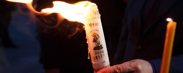 Благодатный огонь привезли в Кишинев из Иерусалима Благодатный огонь привезли в Кишинев из Иерусалима - Sputnik Moldova