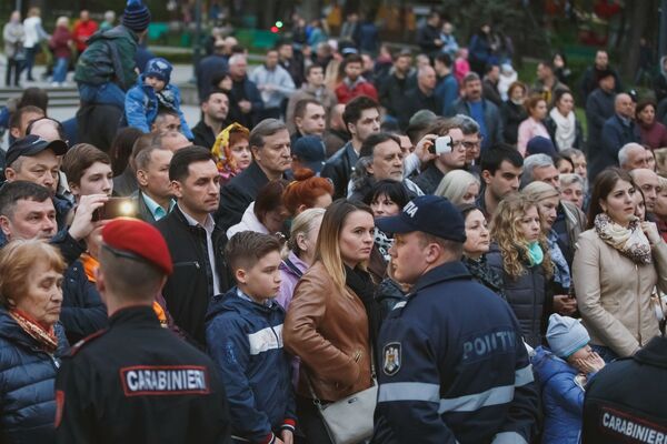 Благодатный огонь привезли в Кишинев из Иерусалима - Sputnik Молдова
