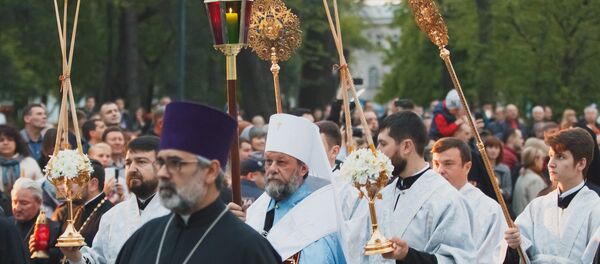 Благодатный огонь привезли в Кишинев из Иерусалима Благодатный огонь привезли в Кишинев из Иерусалима - Sputnik Moldova