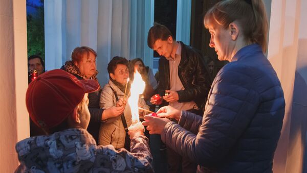 Благодатный огонь привезли в Кишинев из Иерусалима - Sputnik Moldova-România