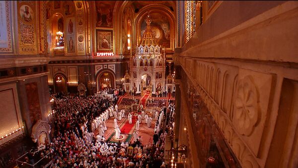 Пасхальное богослужение в Москве: молитвы, крестный ход и Благодатный огонь - Sputnik Молдова