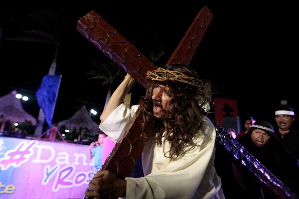 Актер Роберто Вальехос играет роль Иисуса Христа, который идет на свое распятие во время празднования Святой недели в Манагуа, Никарагуа - Sputnik Молдова