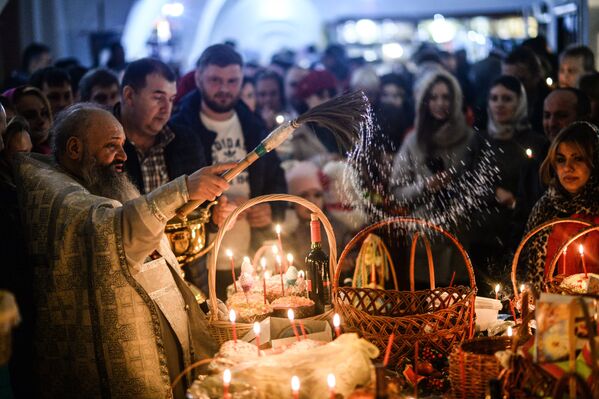 Освящение пасхальных куличей и яиц в Великую субботу - Sputnik Молдова