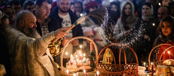 Освящение пасхальных куличей и яиц в Великую субботу - Sputnik Moldova