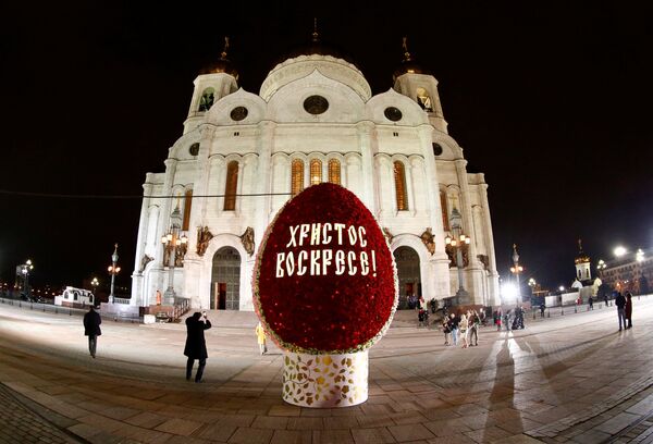 Инсталляция в виде яйца перед Храмом Христа-Спасителя в Москве - Sputnik Молдова