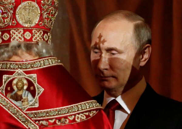 Vladimir Putin la slujba de Paști în catedrala Hristos Mântuitorul din Moscova Vladimir Putin la slujba de Paști în catedrala Hristos Mântuitorul din Moscova - Sputnik Moldova-România