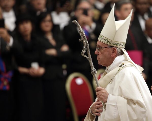 Папа Франциск к концу пасхальной мессы в базилике Святого Петра в Ватикане - Sputnik Молдова