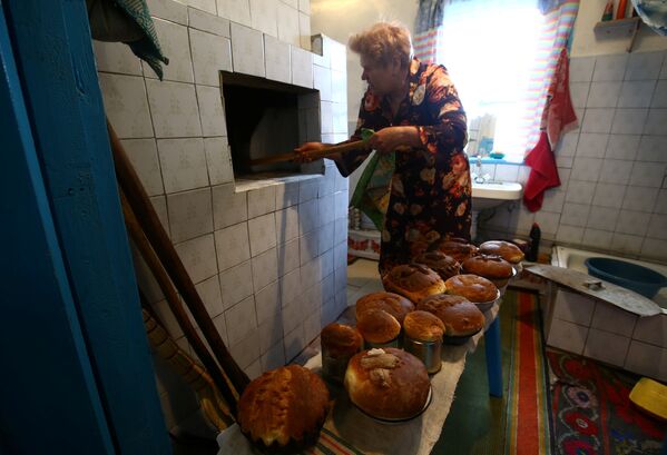 В белорусской деревне Погост пасхальные куличи готовят по старинным рецептам в печах - Sputnik Молдова