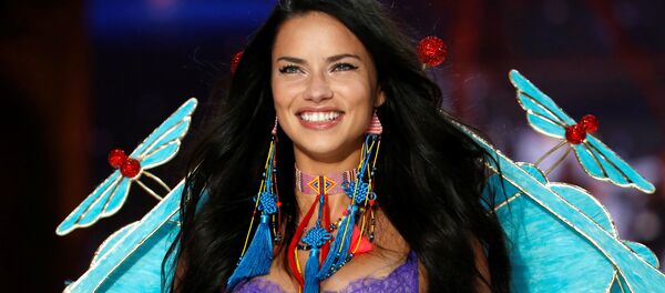 Модель Адриана Лима на показе мод в рамках шоу Victoria's Secret 2016 в Париже Модель Адриана Лима на показе мод в рамках шоу Victoria's Secret 2016 в Париже - Sputnik Молдова