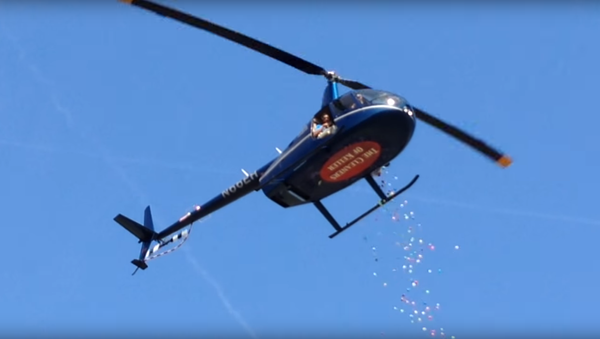 Тысячи пасхальных яиц сбросили с вертолета в США - Sputnik Молдова