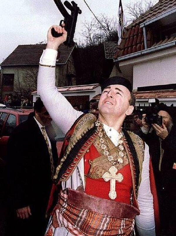 Arkan Raznatovic la nunta sa fiind îmbrăcat în haine tradiționale sârbe și purtând un pistol-mitralieră MP-5 Arkan Raznatovic la nunta sa fiind îmbrăcat în haine tradiționale sârbe și purtând un pistol-mitralieră MP-5 - Sputnik Moldova-România