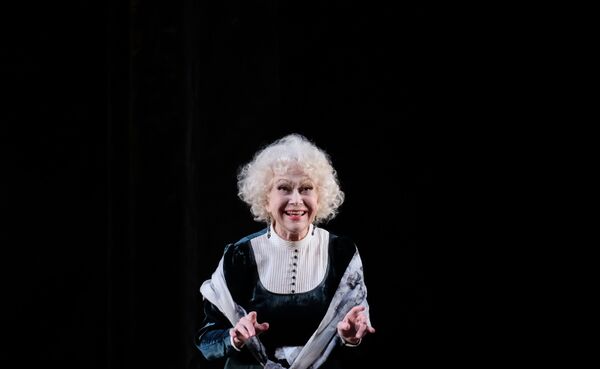 Актриса Светлана Немоляева в роли Надежды Антоновны Чебоксаровой во время премьеры спектакля Бешеные деньги Актриса Светлана Немоляева в роли Надежды Антоновны Чебоксаровой во время премьеры спектакля Бешеные деньги - Sputnik Молдова