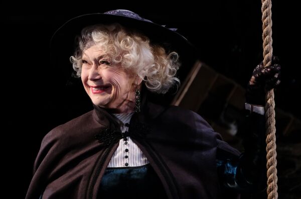 Актриса Светлана Немоляева в роли Надежды Антоновны Чебоксаровой во время премьеры спектакля Бешеные деньги Актриса Светлана Немоляева в роли Надежды Антоновны Чебоксаровой во время премьеры спектакля Бешеные деньги - Sputnik Молдова