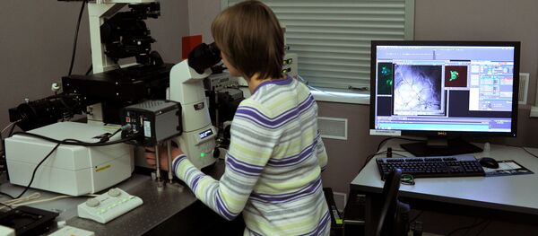 Сотрудница учебно-научной лаборатории - Sputnik Молдова