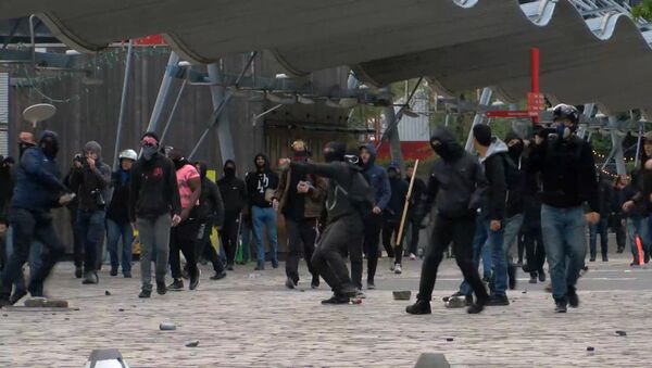 Демонстранты забрасывали камнями полицейских на акции против Ле Пен в Париже - Sputnik Молдова