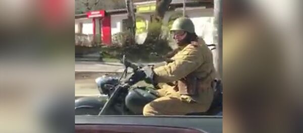 Реконструкторы ВОВ разъезжают на мотоцикле по городу - Sputnik Молдова