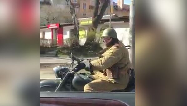 Реконструкторы ВОВ разъезжают на мотоцикле по городу - Sputnik Молдова