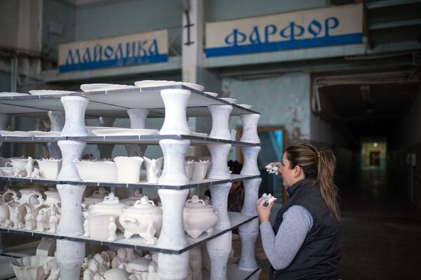 Заготовки готовятся к отправке в печь в цехе Гжельского фарфорового завода Объединение Гжель - Sputnik Молдова