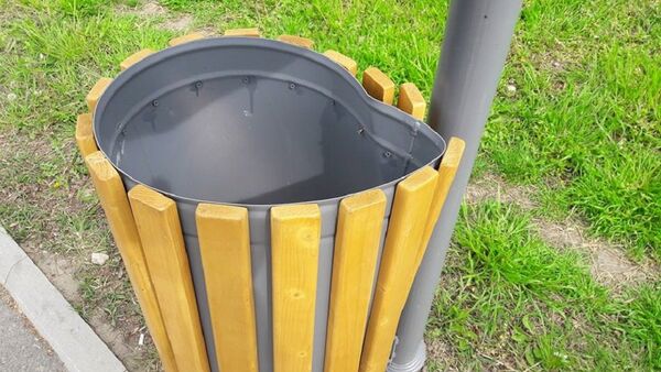 Хулиганы повредили урны для мусора в Кишиневе - Sputnik Молдова