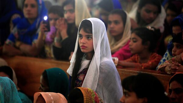 A girl attends the Easter mass at the Fatima Church in Islamabad, Pakistan, April 16, 2017 - Sputnik Moldova