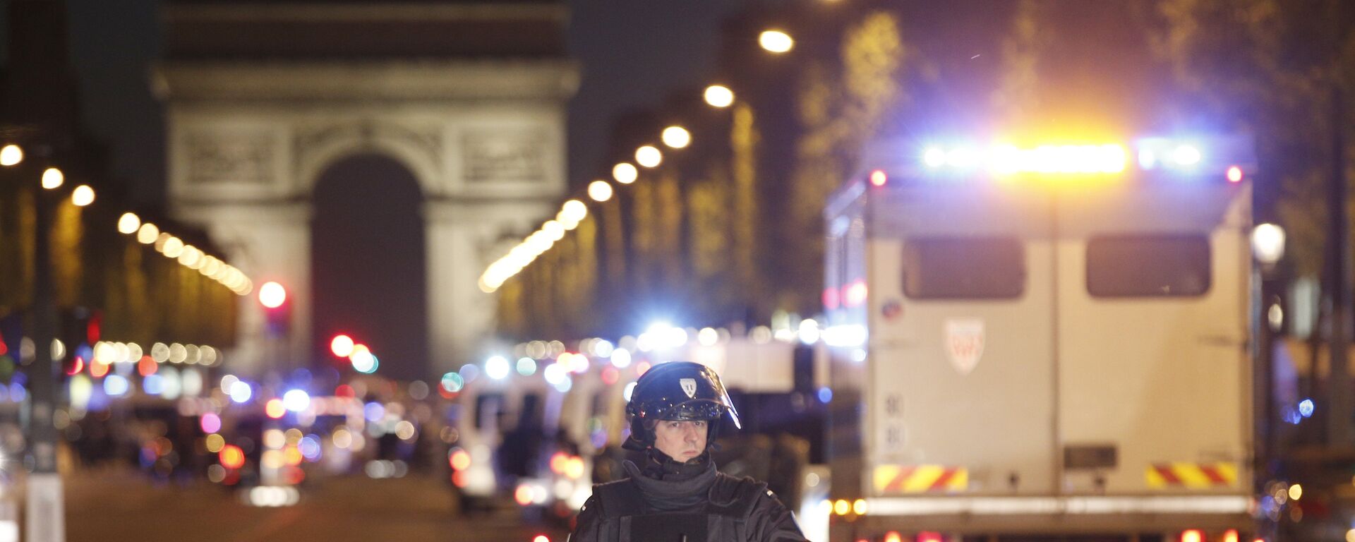 A police officer stands guard after a fatal shooting in which a police officer was killed along with an attacker on the Champs Elysees in Paris, France, Thursday, April 20, 2017. - Sputnik Moldova-România, 1920, 21.12.2021