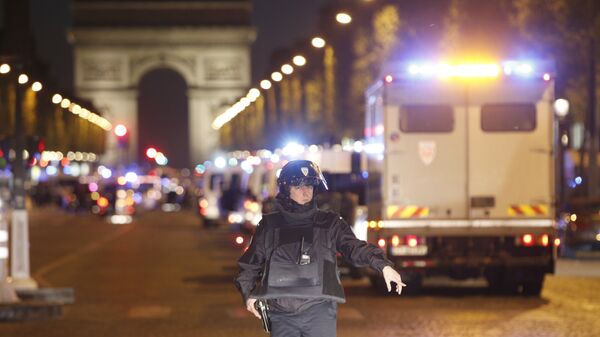 A police officer stands guard after a fatal shooting in which a police officer was killed along with an attacker on the Champs Elysees in Paris, France, Thursday, April 20, 2017. - Sputnik Moldova-România