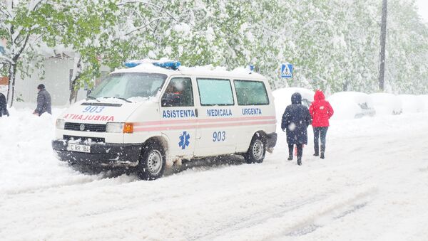 Скорая помощь во время снегопада в Кишиневе - Sputnik Молдова