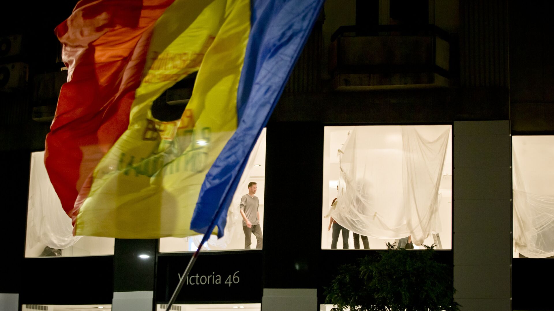 People re-decorate a shop as Romanians waving a flag fill the Calea Victoriei, a main avenue of the Romanian capital, during a large protest in Bucharest, Romania, Tuesday, Nov. 3, 2015.  - Sputnik Moldova-România, 1920, 26.06.2022