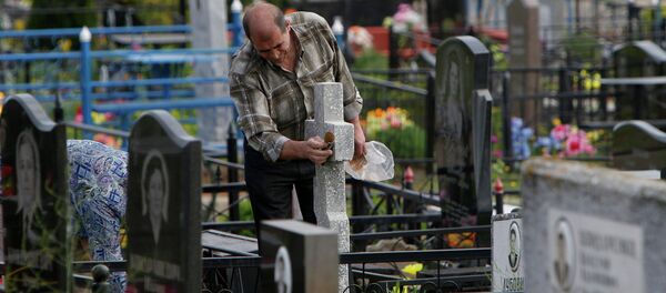 Посещение кладбищ в день Радуницы - Sputnik Moldova