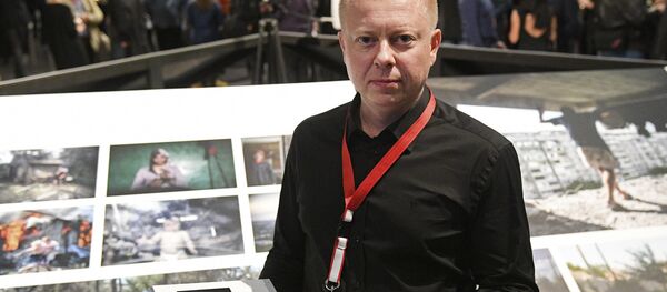 Специальный фотокорреспондент МИА Россия сегодня Валерий Мельников, победивший в конкурсе World Press Photo 2017 в номинации Долгосрочные проекты, на открытии выставки победителей World Press Photo в Амстердаме. - Sputnik Молдова