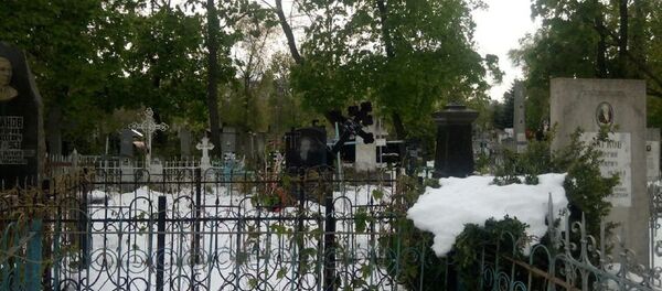 Армянское кладбище в Кишиневе после снегопада в конце апреля Армянское кладбище в Кишиневе после снегопада в конце апреля - Sputnik Молдова