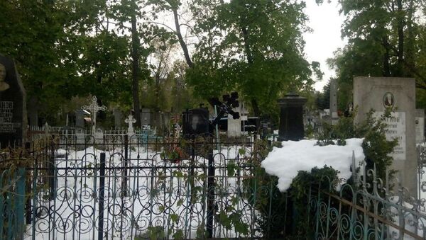 Армянское кладбище в Кишиневе после снегопада в конце апреля - Sputnik Молдова