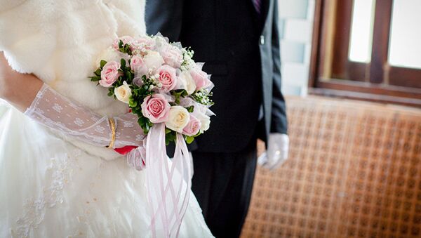 Жених и невеста на бракосочетании - Sputnik Moldova