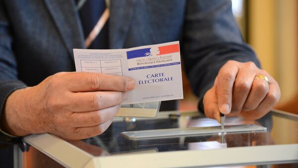 A man votes at a polling station in Paris in the first round of the French presidential election - Sputnik Moldova-România