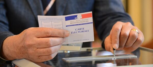 A man votes at a polling station in Paris in the first round of the French presidential election - Sputnik Молдова