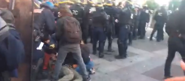 Une manifestante  blessée lors d'une manif sur la place de la Bastille - Sputnik Moldova-România